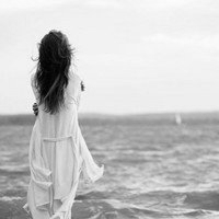 28张黑白女生背影头像 自带孤独伤感氛围感的QQ头像
