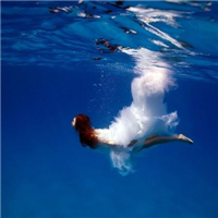 水下氛围感女生头像合集 22张唯美氛围感水下女生头像分享