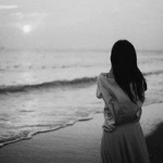 28张黑白女生背影头像 自带孤独伤感氛围感的QQ头像