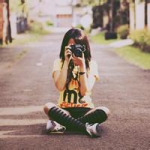 手拿相机的清新女生头像合集 28张好看的女生头像来啦