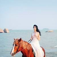 女生骑马的唯美微信头像合集 19张好看的女生骑马头像