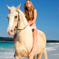 女生骑马的唯美微信头像合集 19张好看的女生骑马头像