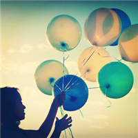 清新感拉满！9张带气球的女生头像合集