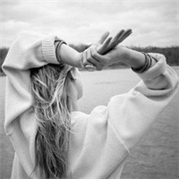 28张黑白女生背影头像 自带孤独伤感氛围感的QQ头像