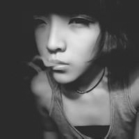 23张女生伤感黑白抽烟头像合集