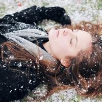 16张飘雪氛围感女生头像 清冷气质雪景美人头像合集