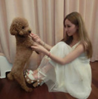 女生抱狗狗的暖心头像合集 29张治愈感拉满