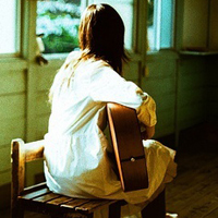 抱着吉他的文艺女生头像合集 共46张