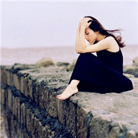 32张氛围感拉满！伤感蹲姿抱膝女生头像合集