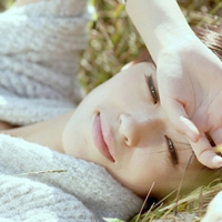 47张氛围感拉满！女生躺着的唯美头像合集