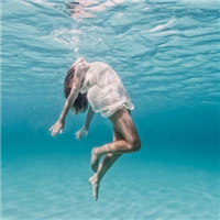 水下氛围感女生头像合集 22张唯美氛围感水下女生头像分享