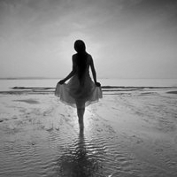 28张黑白女生背影头像 自带孤独伤感氛围感的QQ头像