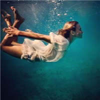 水下氛围感女生头像合集 22张唯美氛围感水下女生头像分享