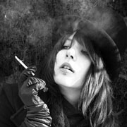 12张欧美风黑白抽烟女生头像 自带颓废氛围感