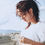 45张白色系氛围感女生头像，清新又治愈