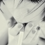 12张欧美风黑白抽烟女生头像 自带颓废氛围感