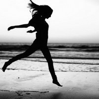 28张黑白女生背影头像 自带孤独伤感氛围感的QQ头像