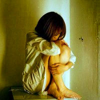 32张氛围感拉满！伤感蹲姿抱膝女生头像合集