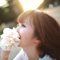 45张白色系氛围感女生头像，清新又治愈