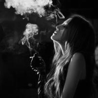 23张女生伤感黑白抽烟头像合集