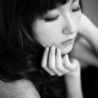 34张忧郁感拉满的女生黑白头像 氛围感直接拉满