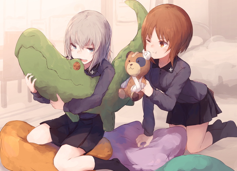 《少女与战车》高清壁纸合集 校服 抱枕 西住美穗 白发 棕发 逸见艾丽卡 短发 1080P 蓝眼 红眼 动漫