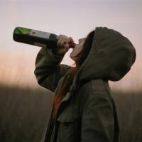 20张伤感喝酒女生头像 氛围感拉满的唯美头像合集