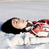 18张雪中氛围感女生头像合集 雪花飞舞的唯美女生头像