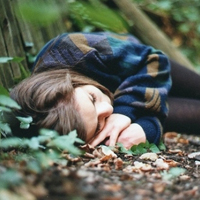 47张氛围感拉满！女生躺着的唯美头像合集