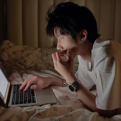 最新高清QQ情侣头像来啦！个性网整理了20张专属素材，满足情侣们换头像的需求。