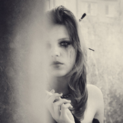 12张欧美风黑白抽烟女生头像 自带颓废氛围感