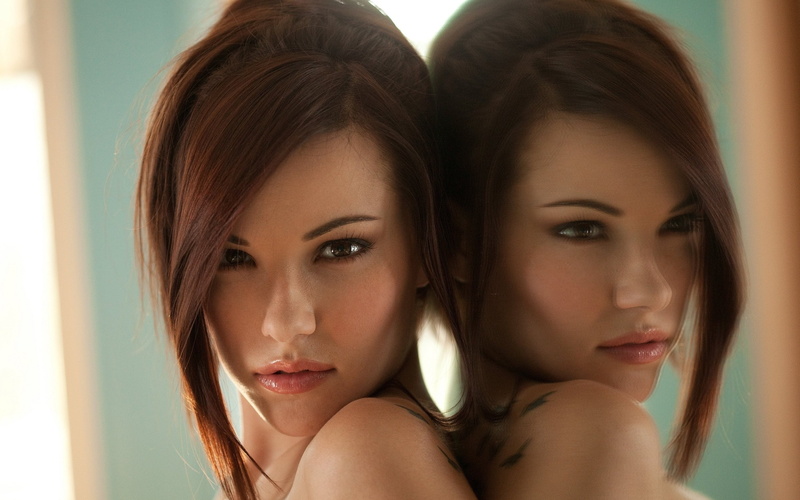 红发长发少女镜前氛围感壁纸