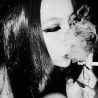 23张女生伤感黑白抽烟头像合集