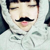 女生小胡子头像合集 22张可爱风格女生头像