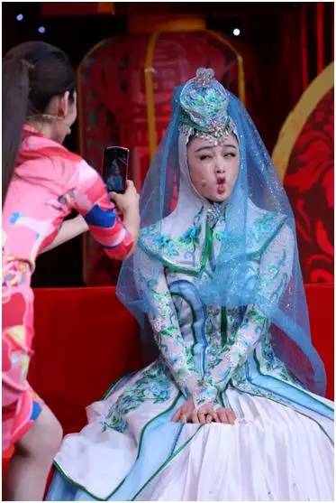 华妃表情包整活！一人分饰猴年春晚一家五口，这波操作太会玩