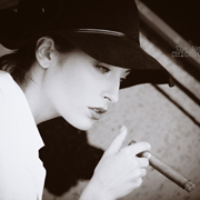 12张欧美风黑白抽烟女生头像 自带颓废氛围感