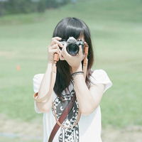 手拿相机的清新女生头像合集 28张好看的女生头像来啦