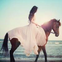 女生骑马的唯美微信头像合集 19张好看的女生骑马头像