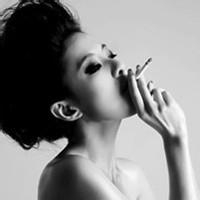 23张女生伤感黑白抽烟头像合集
