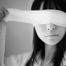 27张黑白蒙眼女生头像 清冷伤感风QQ头像合集