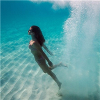 水下氛围感女生头像合集 22张唯美氛围感水下女生头像分享