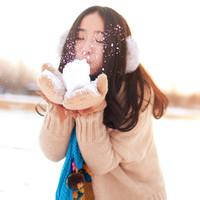 18张雪中氛围感女生头像合集 雪花飞舞的唯美女生头像