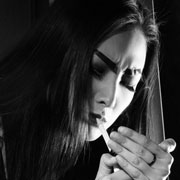 12张欧美风黑白抽烟女生头像 自带颓废氛围感