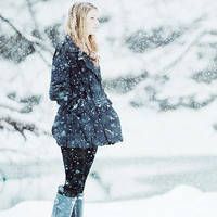18张雪中氛围感女生头像合集 雪花飞舞的唯美女生头像