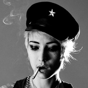 12张欧美风黑白抽烟女生头像 自带颓废氛围感