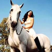 女生骑马的唯美微信头像合集 19张好看的女生骑马头像