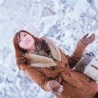 18张雪中氛围感女生头像合集 雪花飞舞的唯美女生头像