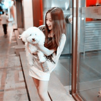 女生抱狗狗的暖心头像合集 29张治愈感拉满