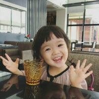 30张超萌小女孩吃东西头像 软乎乎的女生萌娃头像合集