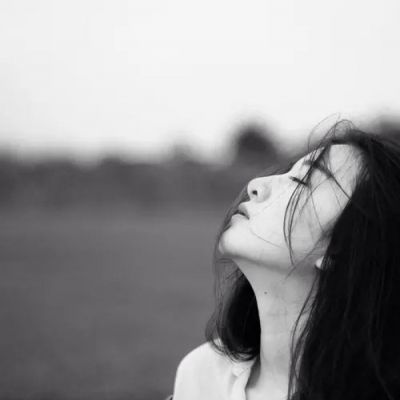 24张高清伤感黑白女头像合集，主打有意境的女生黑白头像素材，来自小脸头像网的女生头像分类页面。